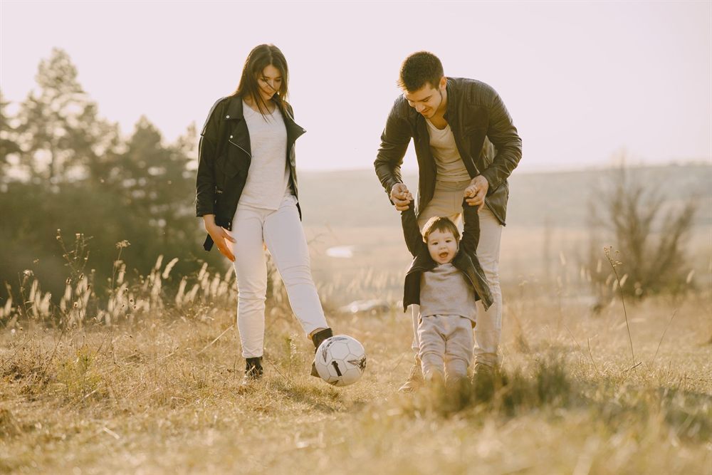Familia disfrutando al aire libre