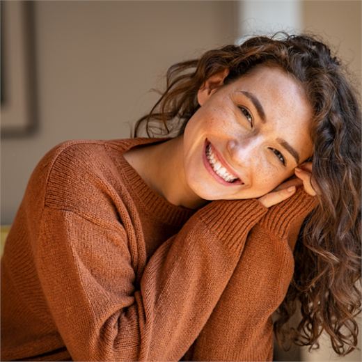 Mujer joven sonriendo