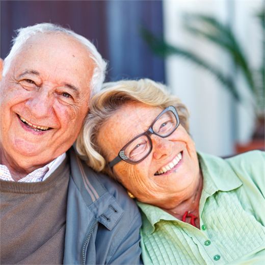Pareja adulta mayor sonriendo